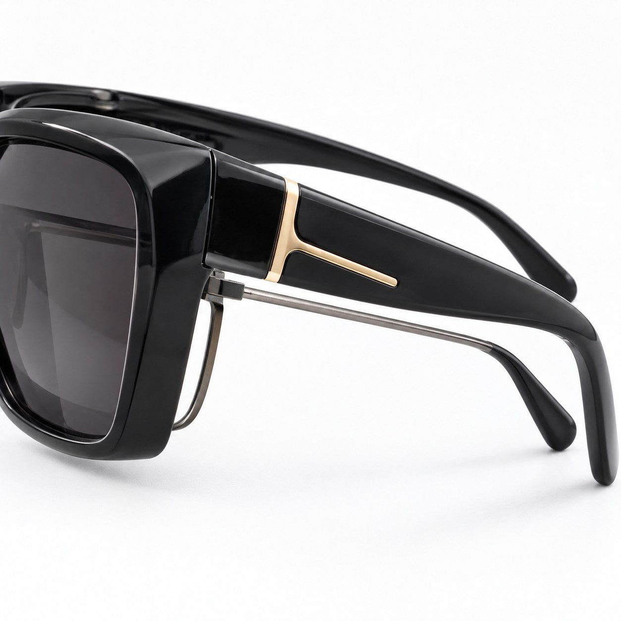 Macro of the Pomence Fit-Over Sunglasses temple arm running outside the thin arm of a prescription pair