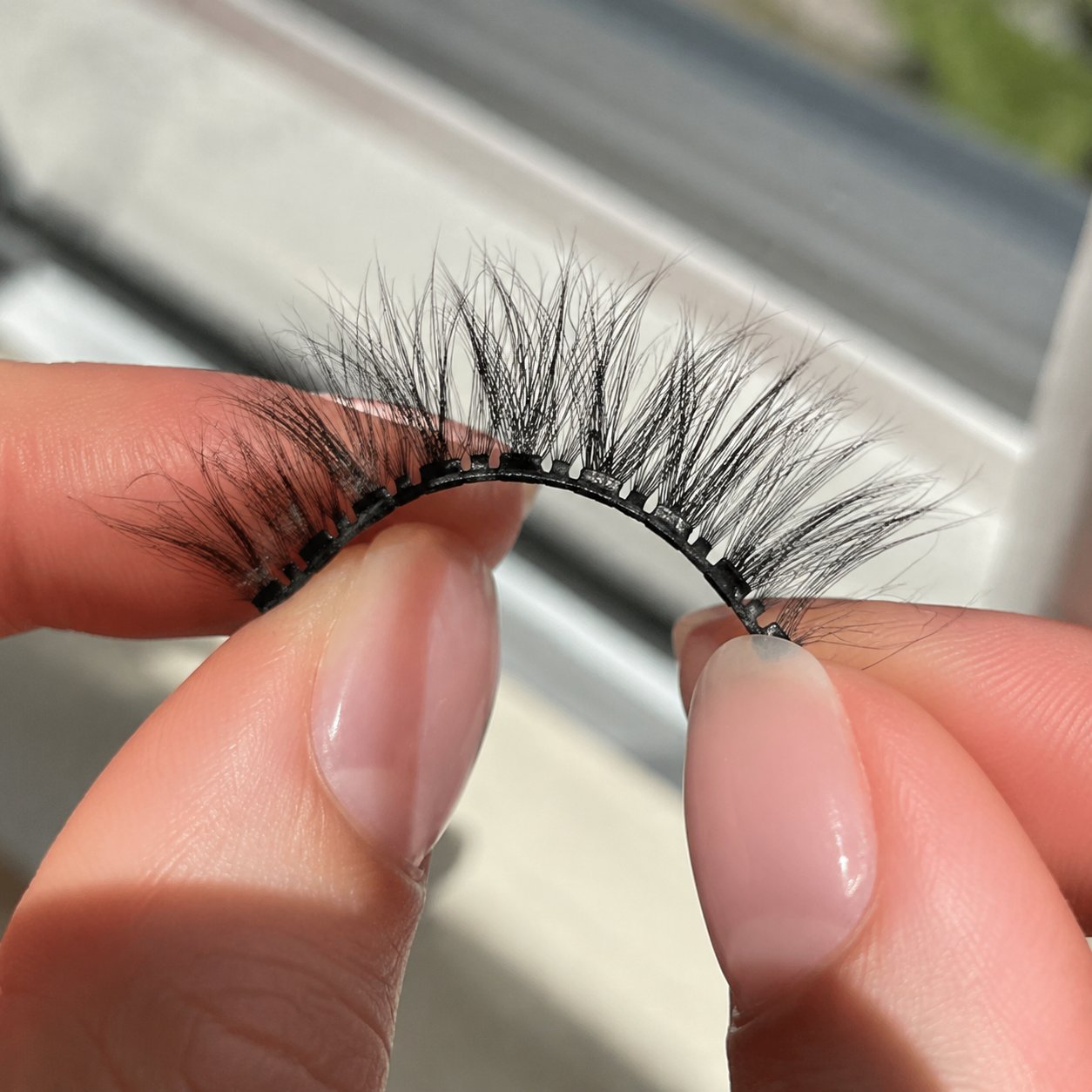 Magnetic lash band flexing to fit an eye shape