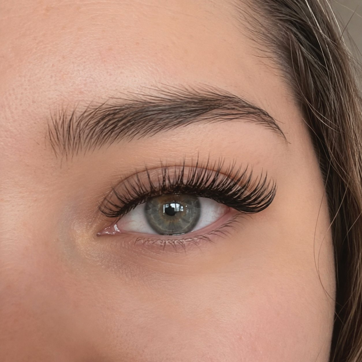 Woman wearing magnetic lashes with a confident all-day hold
