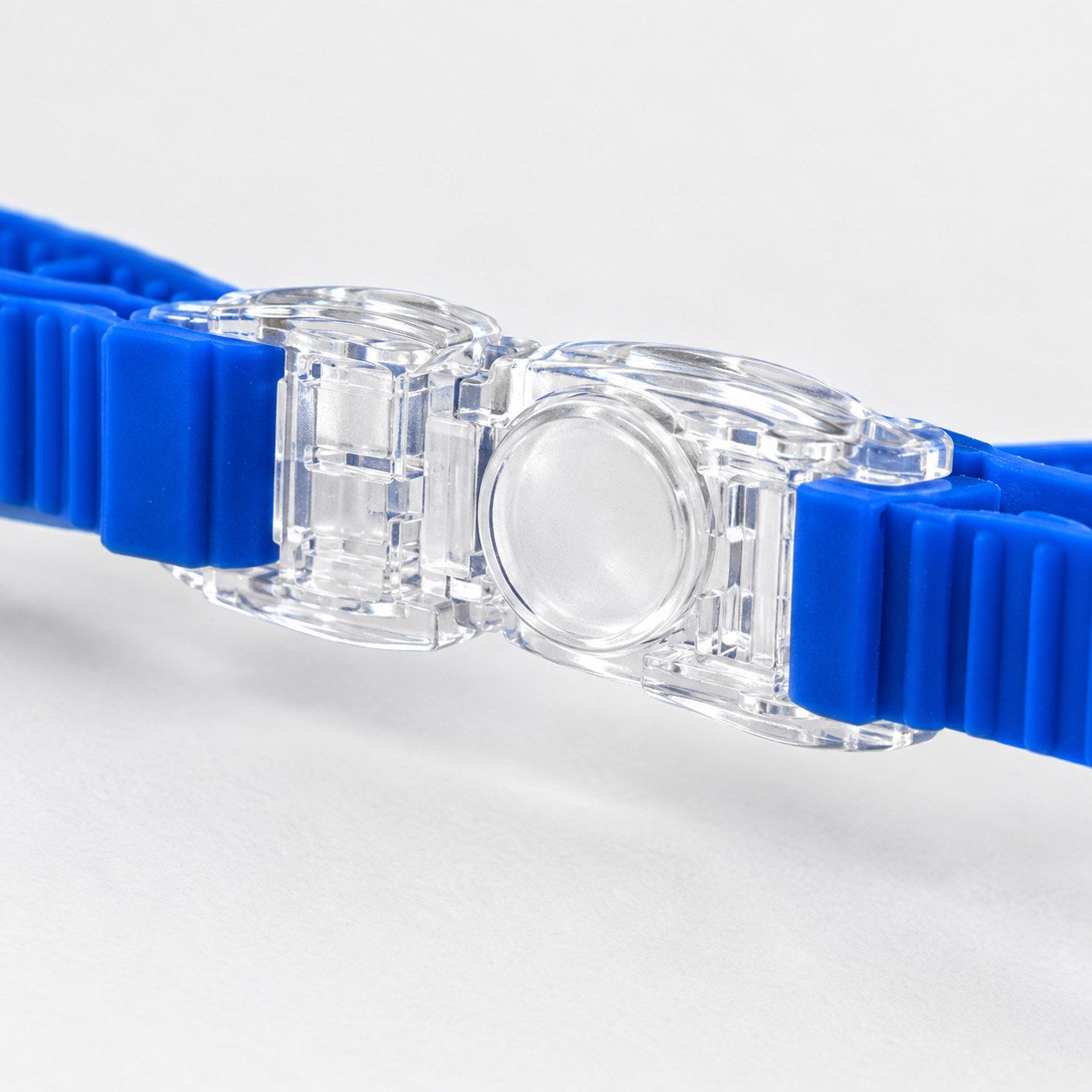 The single wide curved lens and the shallow open nose notch of the Pomence Kids Swim Goggles