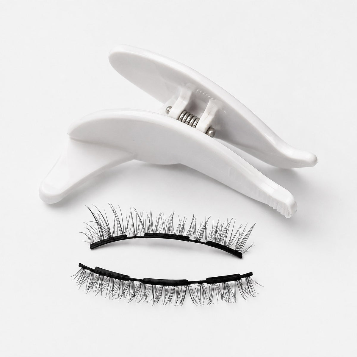 Pomence™ Magnetic Lashes. Pomence Magnetic Lashes set with applicator, clean packshot