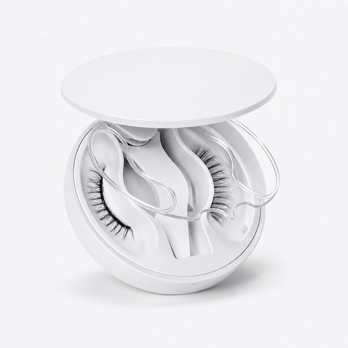Pomence™ Soft Magnetic Eyelashes Kit. Pomence Soft Magnetic Eyelashes Kit, open case with both lash pieces and the clip applicator
