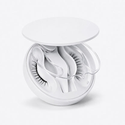 Pomence™ Soft Magnetic Eyelashes Kit. Pomence Soft Magnetic Eyelashes Kit, open case with both lash pieces and the clip applicator