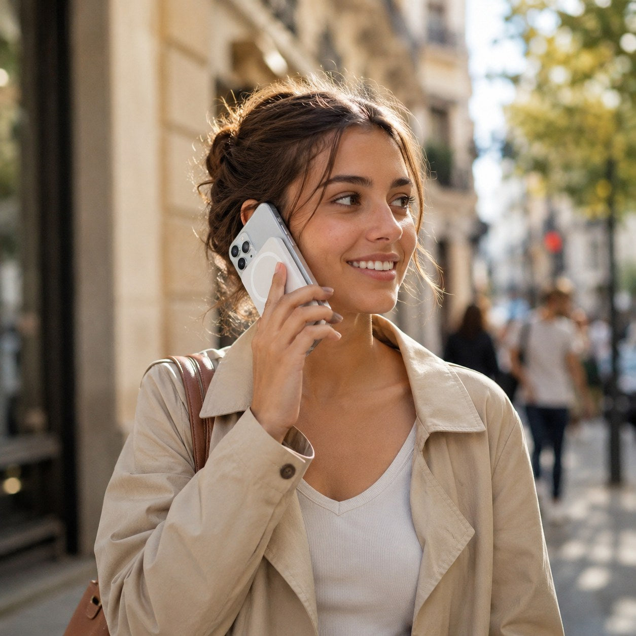 Pomence™ Magnetic Wireless Power Bank. Using the Pomence Magnetic Wireless Power Bank outdoors