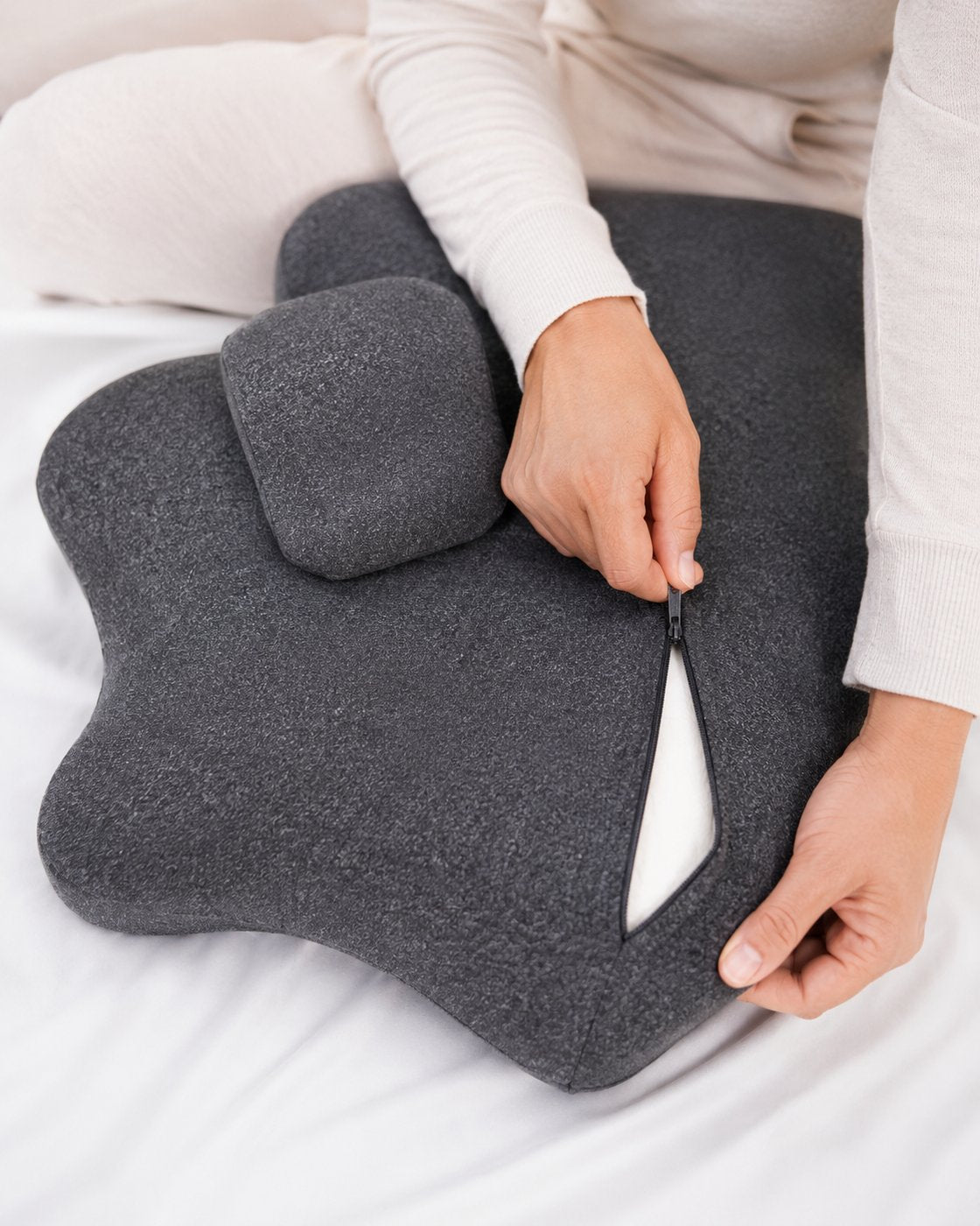 Unzipping the washable cover of the Pomence Couples Comfort Pillow