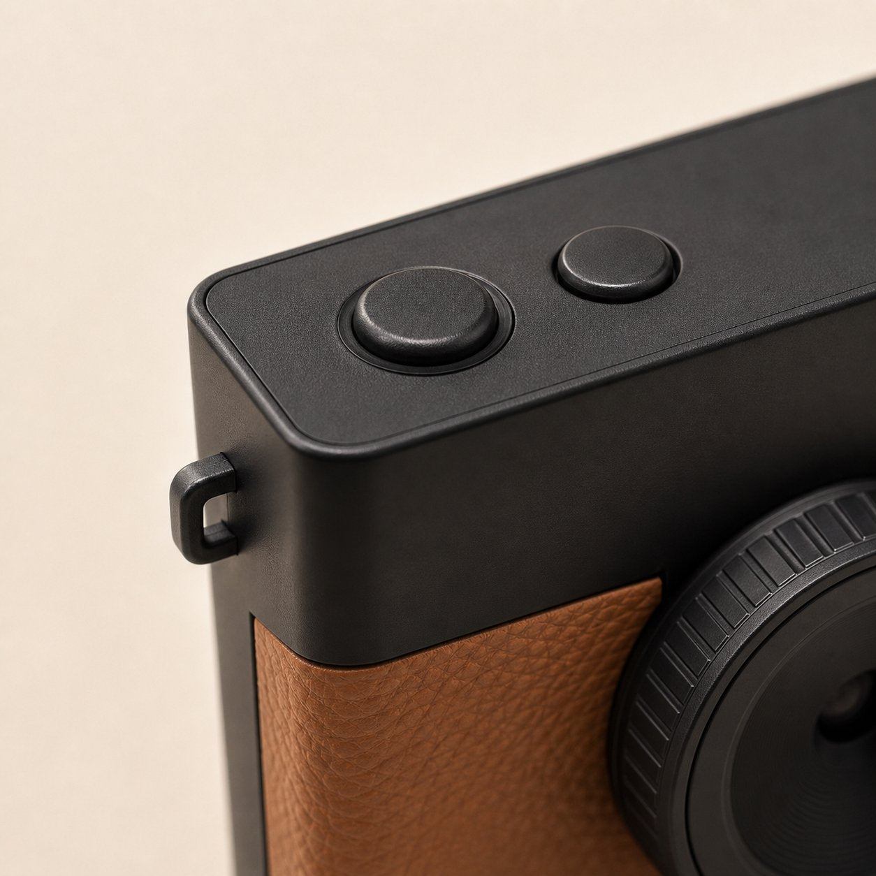 Close-up of the plain back of the Pomence Mini Retro Camera showing there is no screen of any kind