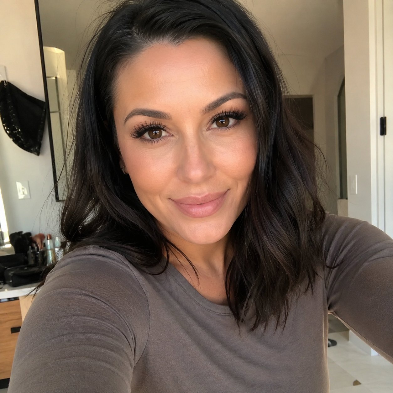 Woman applying Pomence Fuller magnetic lashes before a night out