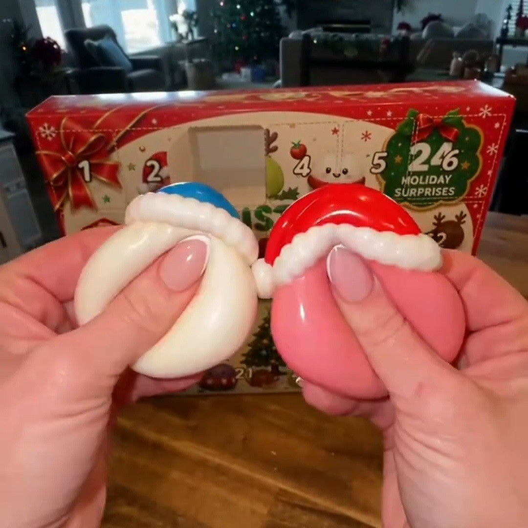 Due mani schiacciano gli squishy natalizi