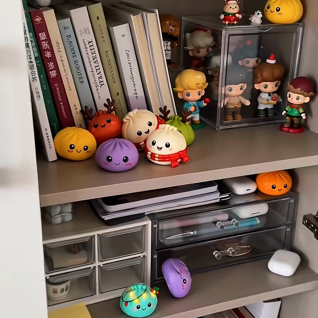 Gli squishy in fila su una mensola di casa