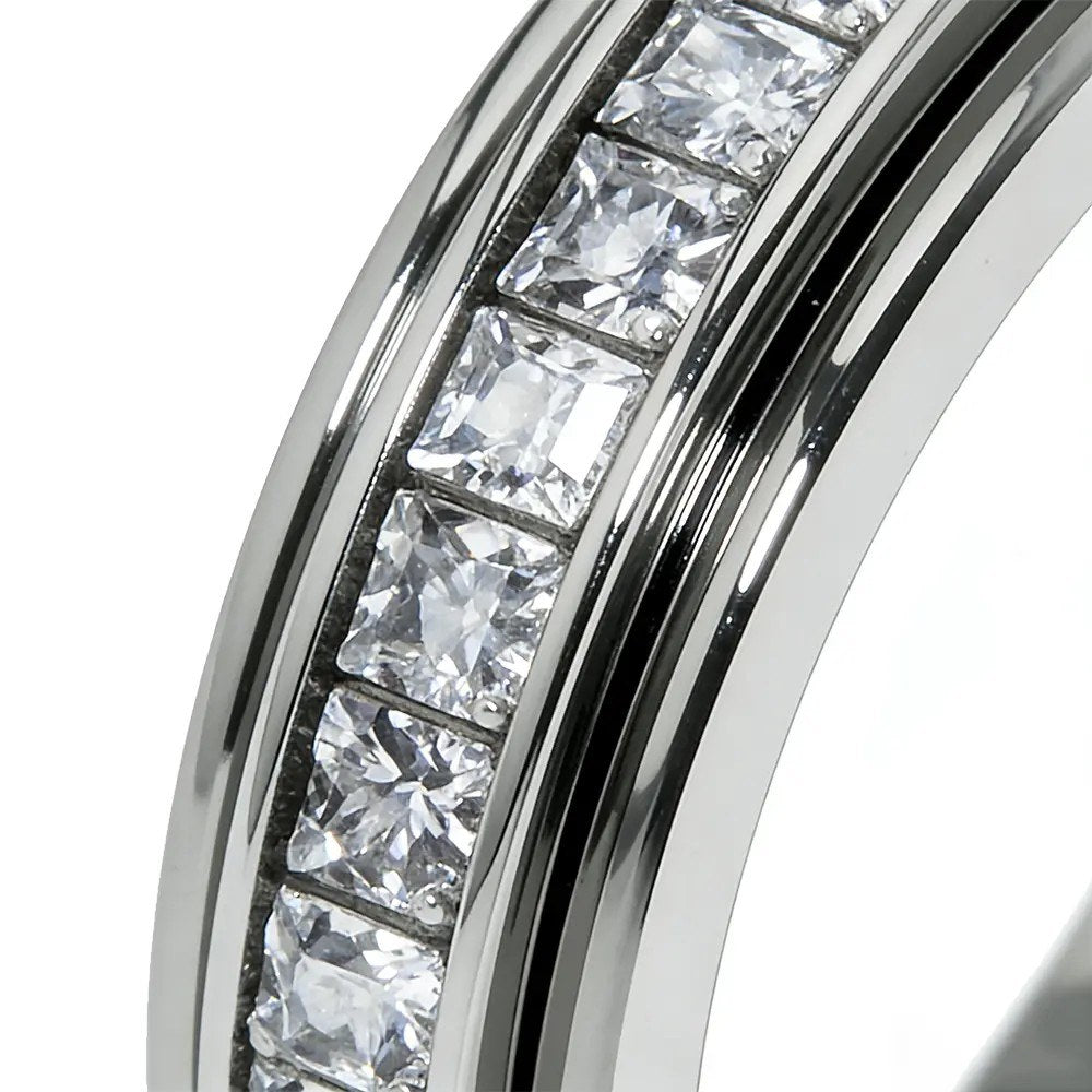 Close-up of the spinner ring showing the stone channel and the smooth polished edges