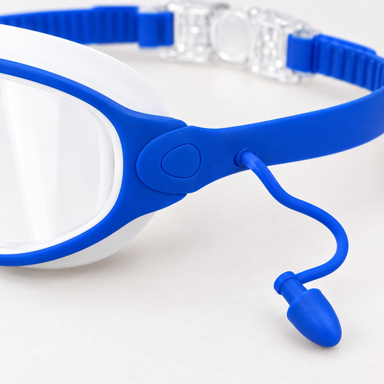 The Pomence Kids Swim Goggles beside the loose nose clip and the clear case of spare ear plugs